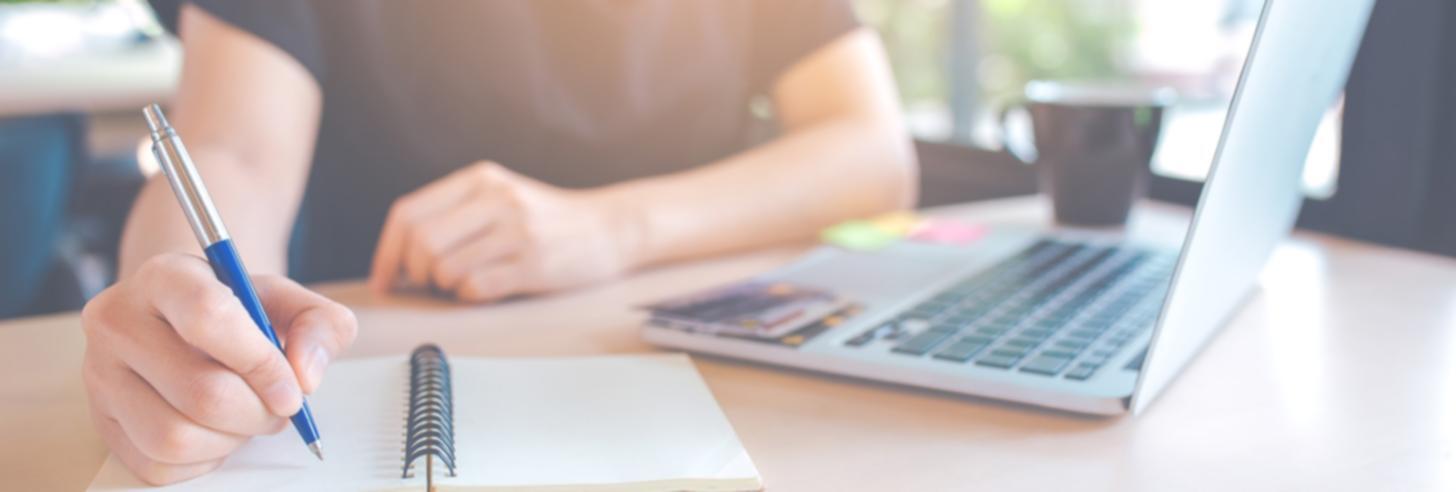 Uczestnik josonaa podczas pracy z materiałami masterclass online